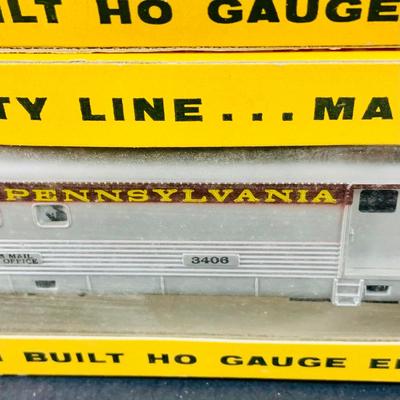 LOT 670: Assortment of Penn Line HO Gauge Electric Train Cars and Engine