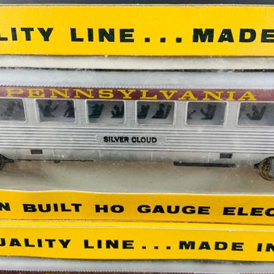 LOT 670: Assortment of Penn Line HO Gauge Electric Train Cars and Engine