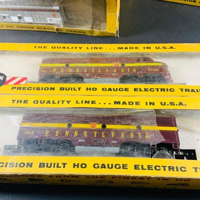 LOT 670: Assortment of Penn Line HO Gauge Electric Train Cars and Engine