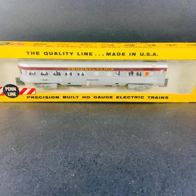 LOT 670: Assortment of Penn Line HO Gauge Electric Train Cars and Engine