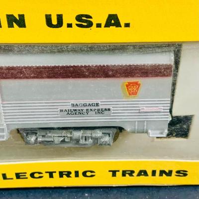 LOT 670: Assortment of Penn Line HO Gauge Electric Train Cars and Engine