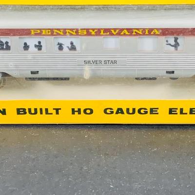 LOT 670: Assortment of Penn Line HO Gauge Electric Train Cars and Engine