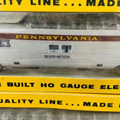 LOT 670: Assortment of Penn Line HO Gauge Electric Train Cars and Engine