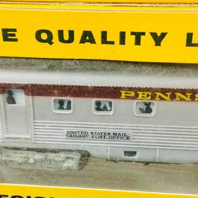LOT 670: Assortment of Penn Line HO Gauge Electric Train Cars and Engine