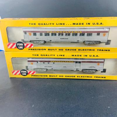 LOT 670: Assortment of Penn Line HO Gauge Electric Train Cars and Engine