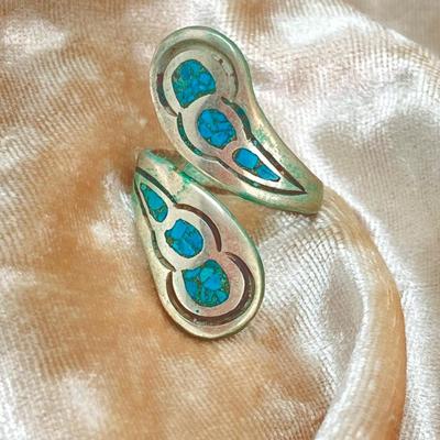 LOT 714: Vintage Hand-Crafted Turquoise and Abalone Rings - Unmarked