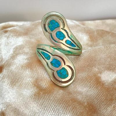 LOT 714: Vintage Hand-Crafted Turquoise and Abalone Rings - Unmarked