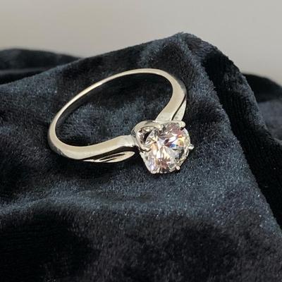 LOT 720: White Gold Ring with CZ, 14 KT, TW 3.10g, Sz 7.75