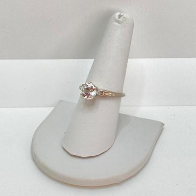 LOT 720: White Gold Ring with CZ, 14 KT, TW 3.10g, Sz 7.75