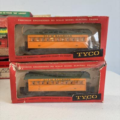 LOT 727: Tyco Car HO Scale Cars, HO Flood Light Towers. Bachman HO Union Pacific 866 Locomotive, Bachman HO Penn Central 9451, Ideal...