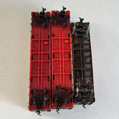 LOT 727: Tyco Car HO Scale Cars, HO Flood Light Towers. Bachman HO Union Pacific 866 Locomotive, Bachman HO Penn Central 9451, Ideal...