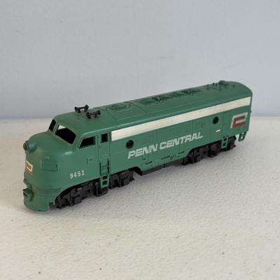 LOT 727: Tyco Car HO Scale Cars, HO Flood Light Towers. Bachman HO Union Pacific 866 Locomotive, Bachman HO Penn Central 9451, Ideal...