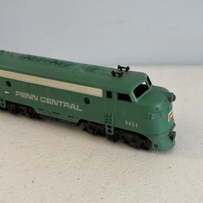 LOT 727: Tyco Car HO Scale Cars, HO Flood Light Towers. Bachman HO Union Pacific 866 Locomotive, Bachman HO Penn Central 9451, Ideal...