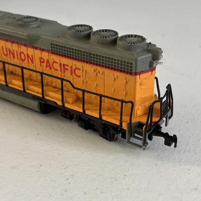 LOT 727: Tyco Car HO Scale Cars, HO Flood Light Towers. Bachman HO Union Pacific 866 Locomotive, Bachman HO Penn Central 9451, Ideal...