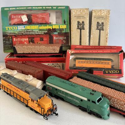 LOT 727: Tyco Car HO Scale Cars, HO Flood Light Towers. Bachman HO Union Pacific 866 Locomotive, Bachman HO Penn Central 9451, Ideal...