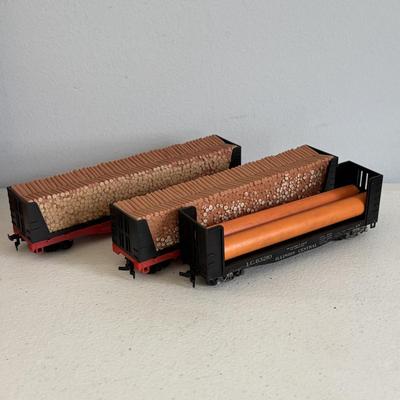 LOT 727: Tyco Car HO Scale Cars, HO Flood Light Towers. Bachman HO Union Pacific 866 Locomotive, Bachman HO Penn Central 9451, Ideal...