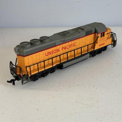 LOT 727: Tyco Car HO Scale Cars, HO Flood Light Towers. Bachman HO Union Pacific 866 Locomotive, Bachman HO Penn Central 9451, Ideal...