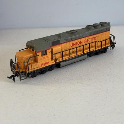 LOT 727: Tyco Car HO Scale Cars, HO Flood Light Towers. Bachman HO Union Pacific 866 Locomotive, Bachman HO Penn Central 9451, Ideal...