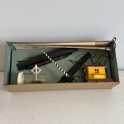 LOT 727: Tyco Car HO Scale Cars, HO Flood Light Towers. Bachman HO Union Pacific 866 Locomotive, Bachman HO Penn Central 9451, Ideal...