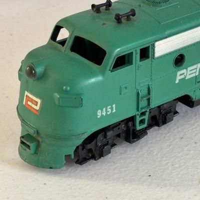LOT 727: Tyco Car HO Scale Cars, HO Flood Light Towers. Bachman HO Union Pacific 866 Locomotive, Bachman HO Penn Central 9451, Ideal...