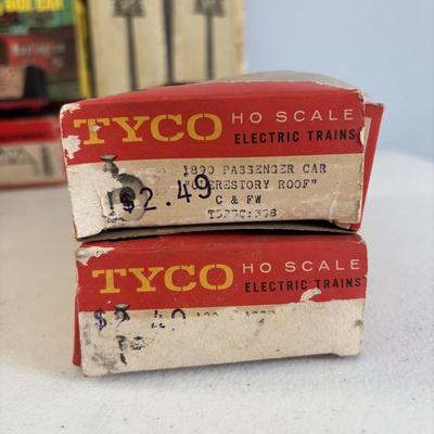LOT 727: Tyco Car HO Scale Cars, HO Flood Light Towers. Bachman HO Union Pacific 866 Locomotive, Bachman HO Penn Central 9451, Ideal...