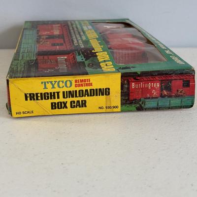 LOT 727: Tyco Car HO Scale Cars, HO Flood Light Towers. Bachman HO Union Pacific 866 Locomotive, Bachman HO Penn Central 9451, Ideal...