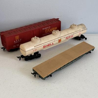 LOT 727: Tyco Car HO Scale Cars, HO Flood Light Towers. Bachman HO Union Pacific 866 Locomotive, Bachman HO Penn Central 9451, Ideal...