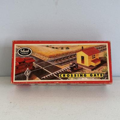 LOT 727: Tyco Car HO Scale Cars, HO Flood Light Towers. Bachman HO Union Pacific 866 Locomotive, Bachman HO Penn Central 9451, Ideal...