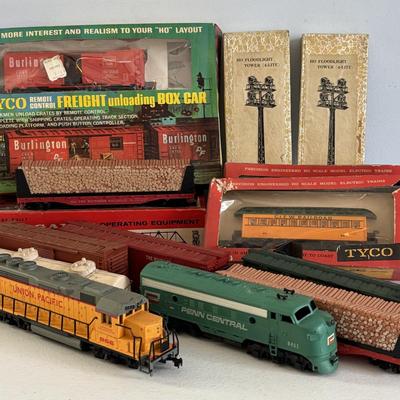 LOT 727: Tyco Car HO Scale Cars, HO Flood Light Towers. Bachman HO Union Pacific 866 Locomotive, Bachman HO Penn Central 9451, Ideal...