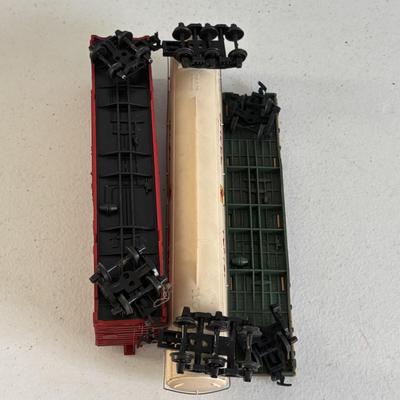 LOT 727: Tyco Car HO Scale Cars, HO Flood Light Towers. Bachman HO Union Pacific 866 Locomotive, Bachman HO Penn Central 9451, Ideal...