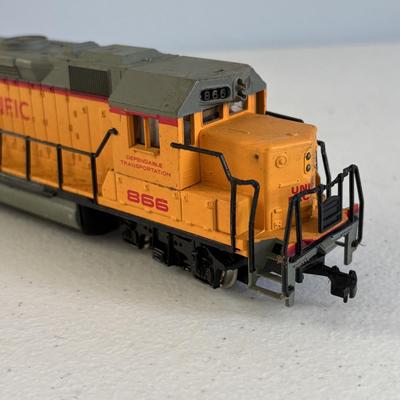 LOT 727: Tyco Car HO Scale Cars, HO Flood Light Towers. Bachman HO Union Pacific 866 Locomotive, Bachman HO Penn Central 9451, Ideal...