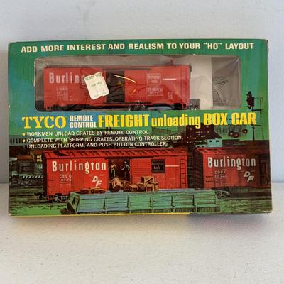 LOT 727: Tyco Car HO Scale Cars, HO Flood Light Towers. Bachman HO Union Pacific 866 Locomotive, Bachman HO Penn Central 9451, Ideal...