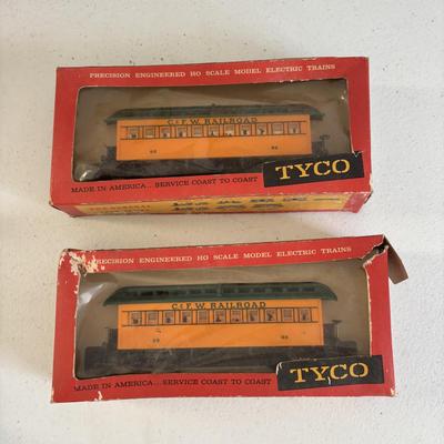 LOT 727: Tyco Car HO Scale Cars, HO Flood Light Towers. Bachman HO Union Pacific 866 Locomotive, Bachman HO Penn Central 9451, Ideal...