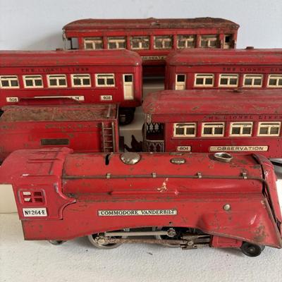 LOT 728: Pre-WWII/2 Lionel Train Commodore Vanderbilt No. 264-E Red Engine & Red Comet Coal Car, 2-Observation #604, 2-Pullman #603