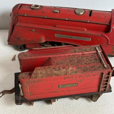 LOT 728: Pre-WWII/2 Lionel Train Commodore Vanderbilt No. 264-E Red Engine & Red Comet Coal Car, 2-Observation #604, 2-Pullman #603