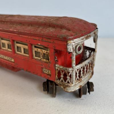 LOT 728: Pre-WWII/2 Lionel Train Commodore Vanderbilt No. 264-E Red Engine & Red Comet Coal Car, 2-Observation #604, 2-Pullman #603