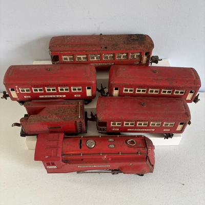 LOT 728: Pre-WWII/2 Lionel Train Commodore Vanderbilt No. 264-E Red Engine & Red Comet Coal Car, 2-Observation #604, 2-Pullman #603