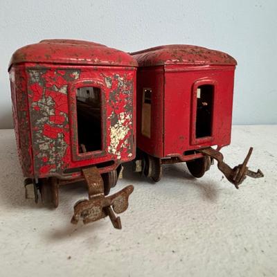 LOT 728: Pre-WWII/2 Lionel Train Commodore Vanderbilt No. 264-E Red Engine & Red Comet Coal Car, 2-Observation #604, 2-Pullman #603