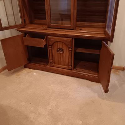 LIGHTED 2 PIECE CHINA HUTCH
