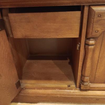 LIGHTED 2 PIECE CHINA HUTCH