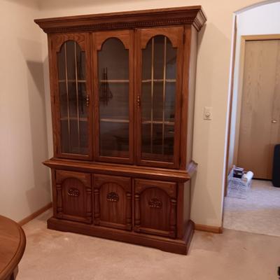LIGHTED 2 PIECE CHINA HUTCH