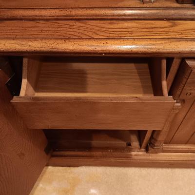 LIGHTED 2 PIECE CHINA HUTCH