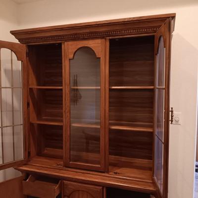 LIGHTED 2 PIECE CHINA HUTCH