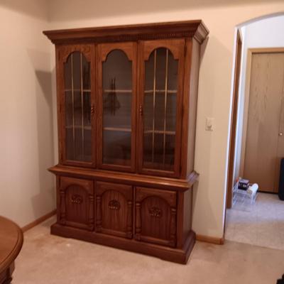 LIGHTED 2 PIECE CHINA HUTCH