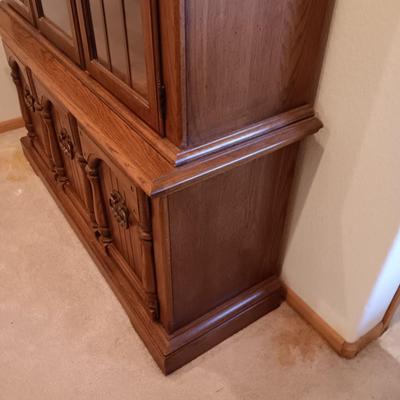 LIGHTED 2 PIECE CHINA HUTCH