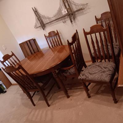 DINING ROOM TABLE WITH 3 LEAVES AND 6 CHAIRS