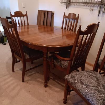 DINING ROOM TABLE WITH 3 LEAVES AND 6 CHAIRS