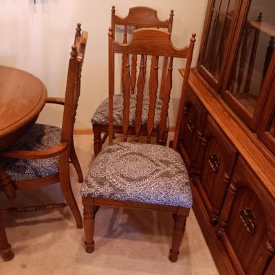 DINING ROOM TABLE WITH 3 LEAVES AND 6 CHAIRS