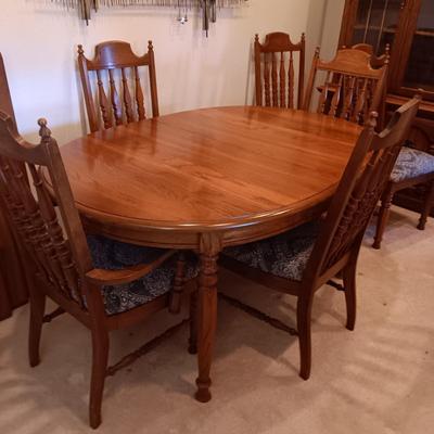 DINING ROOM TABLE WITH 3 LEAVES AND 6 CHAIRS