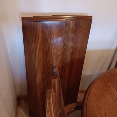 DINING ROOM TABLE WITH 3 LEAVES AND 6 CHAIRS